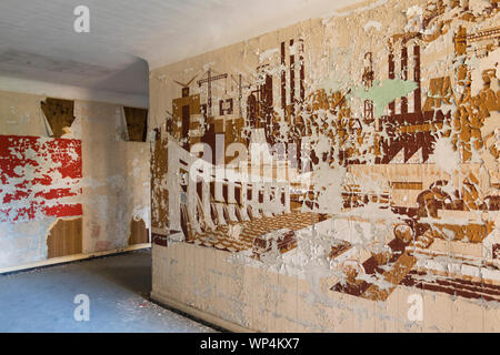 Kommunistische Mauer Kunst, die waffenindustrie an der ehemaligen historischen Hauptsitz Kaserne in, Wünsdorf, Deutschland, von der russischen Armee im Jahr 1994 abgebrochen Stockfoto