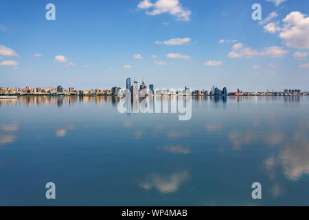 Panoramablick auf die Bucht von Baku am sonnigen Tag. Ultra High Definition Bild Stockfoto