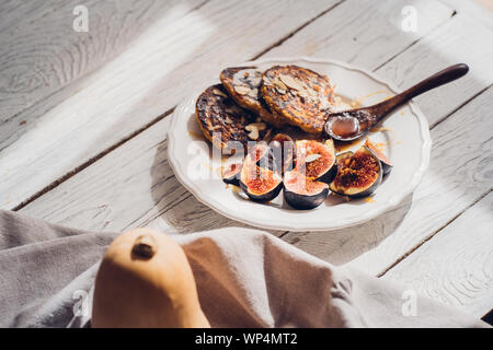 Kürbis Pfannkuchen mit Feigen auf weiße Holztisch. Essen Fotografie, Essen blogging Konzept, Copyspace Stockfoto