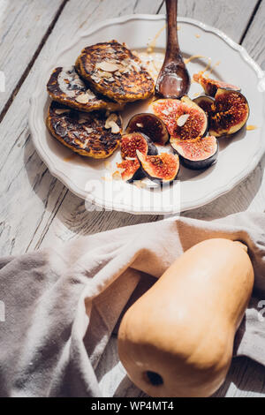 Kürbis Pfannkuchen mit Feigen auf weiße Holztisch. Essen Fotografie, Essen blogging Konzept Stockfoto