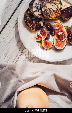 Kürbis Pfannkuchen mit Feigen auf weiße Holztisch. Essen Fotografie, Essen blogging Konzept, Ansicht von oben, flatlay Stockfoto