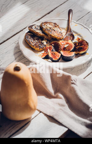 Kürbis Pfannkuchen mit Feigen auf weiße Holztisch. Essen Fotografie, Essen blogging Konzept Stockfoto