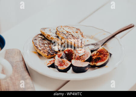 Kürbis Pfannkuchen mit Feigen auf weiße Holztisch. Essen Fotografie, Essen blogging Konzept, kopieren Raum Stockfoto