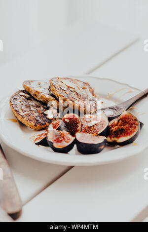 Kürbis Pfannkuchen mit Feigen auf weiße Holztisch. Essen Fotografie, Essen blogging Konzept, kopieren Raum Stockfoto