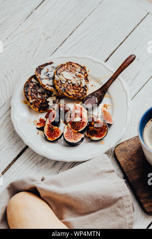 Kürbis Pfannkuchen mit Feigen auf weiße Holztisch. Essen Fotografie, Essen blogging Konzept, von oben flatlay, Copyspace Stockfoto