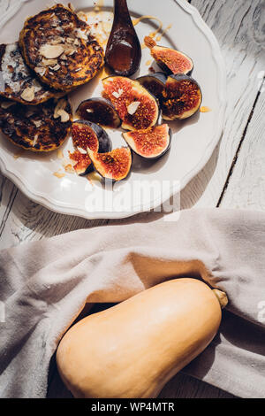 Kürbis Pfannkuchen mit Feigen auf weiße Holztisch. Essen Fotografie, Essen blogging Konzept, Ansicht von oben Stockfoto