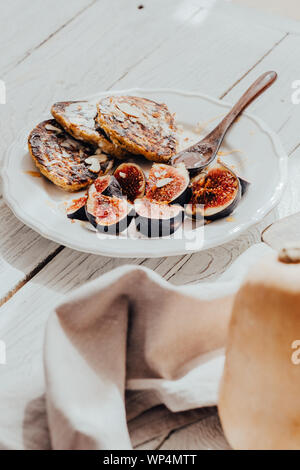 Kürbis Pfannkuchen mit Feigen auf weiße Holztisch. Essen Fotografie, Essen blogging Konzept Stockfoto