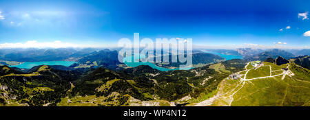 Erstaunliche drei Seen Panorama 180 Blick vom Schafberg von Sankt Wolfgang im Salzkammergut auf Haus haus Schafbergspitze, Mondsee (moonlake, Mond), Stockfoto