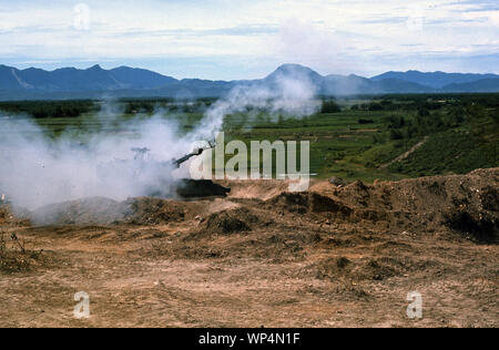 Vietnam-Krieg/Vietnam Krieg - USMC United States Marine Corps panzerhaubitze M109 155 mm/Self-Propelled Howitzer SPH M109 6.1 Zoll feuern Stockfoto