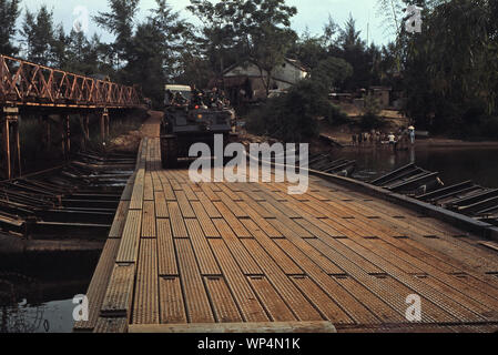 Vietnam-Krieg/Vietnam Krieg - USMC United States Marine Corps 12 Marine Regiment - USMC United States Marine Corps - Schwerer Bergepanzer/schweren Abschleppdienst M51 Stockfoto