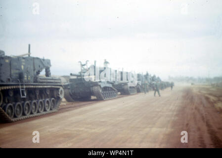 Vietnam-Krieg/Vietnam Krieg - USMC United States Marine Corps 12 Marine Regiment - USMC United States Marine Corps - Schwerer Bergepanzer/schweren Abschleppdienst panzerhaubitze M51 & M53 155 mm/Self-Propelled Howitzer SPH M53 6.1 Zoll Stockfoto