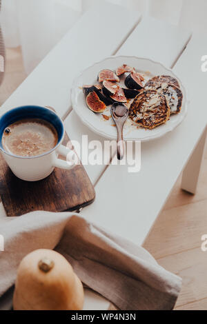 Kürbis Pfannkuchen mit Feigen auf weiße Holztisch. Essen Fotografie, Essen blogging Konzept, von oben Stockfoto