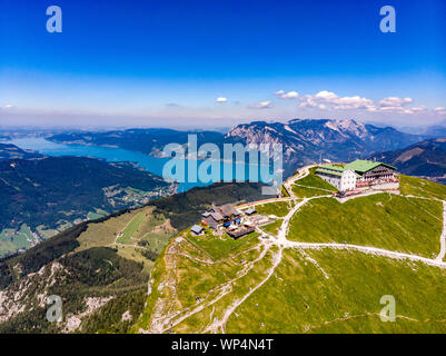 Erstaunliches Panorama Blick vom Schafberg von Sankt Wolfgang im Salzkammergut auf Haus haus Schafbergspitze, den Attersee. Blauer Himmel, Alpen. Obere Stockfoto