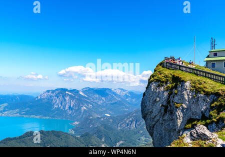 Tolle Aussicht auf den Attersee von Haus auf der Schafbergspitze Schafberg von Sankt Wolfgang im Salzkammergut. Blauer Himmel mit Wolken, Alpen. Obere Stockfoto