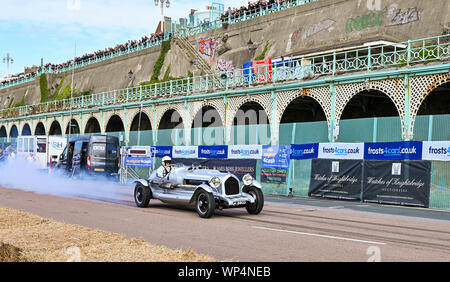 Brighton UK 7. September 2019 - Robin Buche aus in der Nähe von Lewes in Sussex mit seinem Rolls Royce Handlye Spezielle nimmt an der jährlichen Nationalen Brighton Speed Trials auf Madeira Drive an der Küste. Die Veranstaltung wird von der Brighton und Hove Motor Club laufen und ist offen für Autos und Motorräder alter und neuer mit einigen der Fahrer in den 80er Jahren. Foto: Simon Dack/Alamy leben Nachrichten Stockfoto