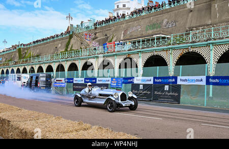 Brighton UK 7. September 2019 - Robin Buche aus in der Nähe von Lewes in Sussex mit seinem Rolls Royce Handlye Spezielle nimmt an der jährlichen Nationalen Brighton Speed Trials auf Madeira Drive an der Küste. Die Veranstaltung wird von der Brighton und Hove Motor Club laufen und ist offen für Autos und Motorräder alter und neuer mit einigen der Fahrer in den 80er Jahren. Foto: Simon Dack/Alamy leben Nachrichten Stockfoto