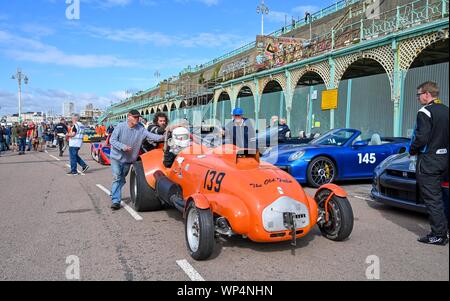 Brighton UK 7. September 2019 - Jim Tiller in seinem Allard J2 bekommt einen Stoß zu den Start in den jährlichen Nationalen Brighton Speed Trials auf Madeira Drive an der Küste. Die Veranstaltung wird von der Brighton und Hove Motor Club laufen und ist offen für Autos und Motorräder alter und neuer mit einigen der Fahrer in den 80er Jahren. Foto: Simon Dack/Alamy leben Nachrichten Stockfoto