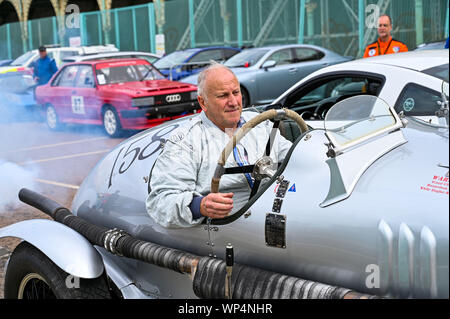 Brighton UK 7. September 2019 - Robin Buche aus in der Nähe von Lewes in Sussex mit seinem Rolls Royce Handlye Spezielle nimmt an der jährlichen Nationalen Brighton Speed Trials auf Madeira Drive an der Küste. Die Veranstaltung wird von der Brighton und Hove Motor Club laufen und ist offen für Autos und Motorräder alter und neuer mit einigen der Fahrer in den 80er Jahren. Foto: Simon Dack/Alamy leben Nachrichten Stockfoto