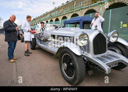 Brighton UK 7. September 2019 - Robin Buche aus in der Nähe von Lewes in Sussex mit seinem Rolls Royce Handlye Spezielle nimmt an der jährlichen Nationalen Brighton Speed Trials auf Madeira Drive an der Küste. Die Veranstaltung wird von der Brighton und Hove Motor Club laufen und ist offen für Autos und Motorräder alter und neuer mit einigen der Fahrer in den 80er Jahren. Foto: Simon Dack/Alamy leben Nachrichten Stockfoto