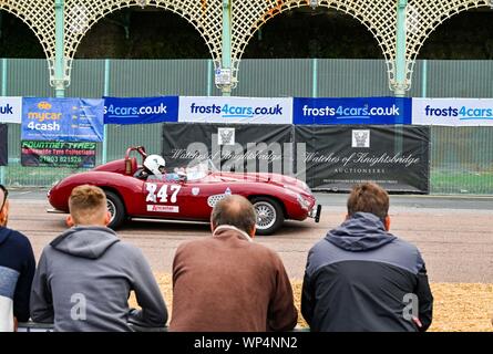 Brighton UK 7. September 2019 - die Wettbewerber an den jährlichen Nationalen Brighton Speed Trials auf Madeira Drive an der Küste. Die Veranstaltung wird von der Brighton und Hove Motor Club laufen und ist offen für Autos und Motorräder alter und neuer mit einigen der Fahrer in den 80er Jahren. Foto: Simon Dack/Alamy leben Nachrichten Stockfoto