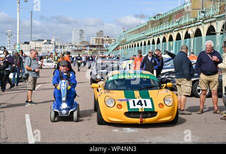 Brighton UK 7. September 2019 - die Wettbewerber Kopf zu Beginn an den jährlichen Nationalen Brighton Speed Trials auf Madeira Drive an der Küste zu nehmen. Die Veranstaltung wird von der Brighton und Hove Motor Club laufen und ist offen für Autos und Motorräder alter und neuer mit einigen der Fahrer in den 80er Jahren. Foto: Simon Dack/Alamy leben Nachrichten Stockfoto