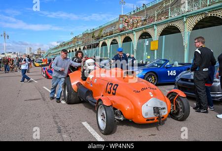 Brighton UK 7. September 2019 - Jim Tiller in seinem Allard J2 bekommt einen Stoß zu den Start in den jährlichen Nationalen Brighton Speed Trials auf Madeira Drive an der Küste. Die Veranstaltung wird von der Brighton und Hove Motor Club laufen und ist offen für Autos und Motorräder alter und neuer mit einigen der Fahrer in den 80er Jahren. Foto: Simon Dack/Alamy leben Nachrichten Stockfoto