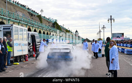 Brighton UK 7. September 2019 - Diesen Lauf kommt zu einem frühen Ende am Anfang für Philip West in seiner Sierra als Konkurrenten an den jährlichen Nationalen Brighton Speed Trials auf Madeira Drive an der Küste. Die Veranstaltung wird von der Brighton und Hove Motor Club laufen und ist offen für Autos und Motorräder alter und neuer mit einigen der Fahrer in den 80er Jahren. Foto: Simon Dack/Alamy leben Nachrichten Stockfoto