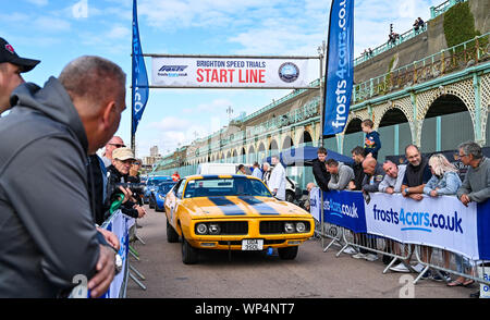Brighton UK 7. September 2019 - die Wettbewerber an den jährlichen Nationalen Brighton Speed Trials auf Madeira Drive an der Küste. Die Veranstaltung wird von der Brighton und Hove Motor Club laufen und ist offen für Autos und Motorräder alter und neuer mit einigen der Fahrer in den 80er Jahren. Foto: Simon Dack/Alamy leben Nachrichten Stockfoto
