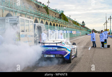 Brighton UK 7. September 2019 - die Wettbewerber in einer Wolke von Rauch Kopf, als sie an den jährlichen Nationalen Brighton Speed Trials auf Madeira Drive an der Küste. Die Veranstaltung wird von der Brighton und Hove Motor Club laufen und ist offen für Autos und Motorräder alter und neuer mit einigen der Fahrer in den 80er Jahren. Foto: Simon Dack/Alamy leben Nachrichten Stockfoto