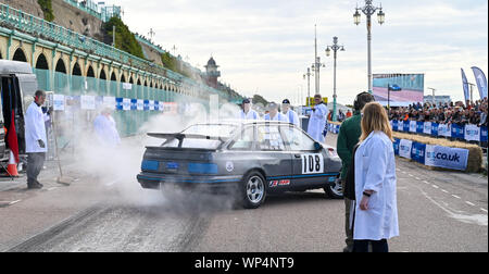 Brighton UK 7. September 2019 - Diesen Lauf kommt zu einem frühen Ende am Anfang für Philip West in seiner Sierra als Konkurrenten an den jährlichen Nationalen Brighton Speed Trials auf Madeira Drive an der Küste. Die Veranstaltung wird von der Brighton und Hove Motor Club laufen und ist offen für Autos und Motorräder alter und neuer mit einigen der Fahrer in den 80er Jahren. Foto: Simon Dack/Alamy leben Nachrichten Stockfoto