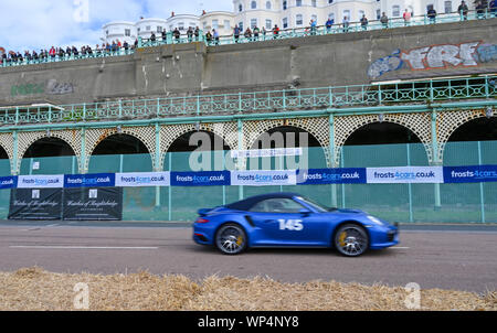 Brighton UK 7. September 2019 - die Wettbewerber an den jährlichen Nationalen Brighton Speed Trials auf Madeira Drive an der Küste. Die Veranstaltung wird von der Brighton und Hove Motor Club laufen und ist offen für Autos und Motorräder alter und neuer mit einigen der Fahrer in den 80er Jahren. Foto: Simon Dack/Alamy leben Nachrichten Stockfoto