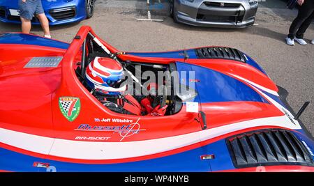 Brighton UK 7. September 2019 - die Wettbewerber an den jährlichen Nationalen Brighton Speed Trials auf Madeira Drive an der Küste. Die Veranstaltung wird von der Brighton und Hove Motor Club laufen und ist offen für Autos und Motorräder alter und neuer mit einigen der Fahrer in den 80er Jahren. Foto: Simon Dack/Alamy leben Nachrichten Stockfoto