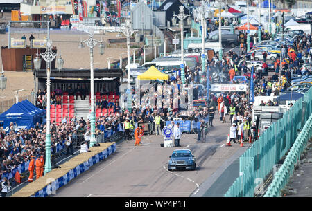 Brighton UK 7. September 2019 - die Wettbewerber an den jährlichen Nationalen Brighton Speed Trials auf Madeira Drive an der Küste. Die Veranstaltung wird von der Brighton und Hove Motor Club laufen und ist offen für Autos und Motorräder alter und neuer mit einigen der Fahrer in den 80er Jahren. Foto: Simon Dack/Alamy leben Nachrichten Stockfoto