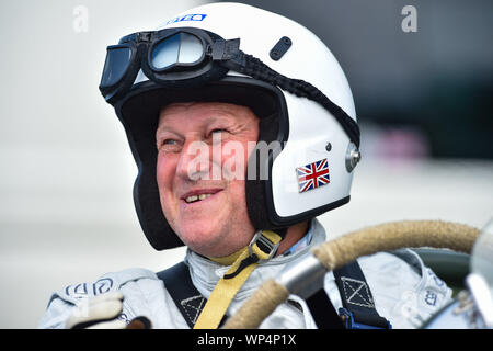 Brighton UK 7. September 2019 - Robin Buche aus in der Nähe von Lewes in Sussex mit seinem Rolls Royce Handlye Spezielle nehmen spart in den jährlichen Nationalen Brighton Speed Trials auf Madeira Drive an der Küste. Die Veranstaltung wird von der Brighton und Hove Motor Club laufen und ist offen für Autos und Motorräder alter und neuer mit einigen der Fahrer in den 80er Jahren. Foto: Simon Dack/Alamy leben Nachrichten Stockfoto