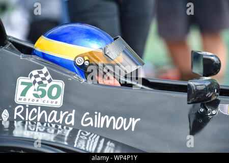 Brighton UK 7. September 2019 - die Wettbewerber an den jährlichen Nationalen Brighton Speed Trials auf Madeira Drive an der Küste. Die Veranstaltung wird von der Brighton und Hove Motor Club laufen und ist offen für Autos und Motorräder alter und neuer mit einigen der Fahrer in den 80er Jahren. Foto: Simon Dack/Alamy leben Nachrichten Stockfoto