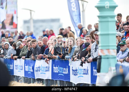 Brighton UK 7. September 2019 - menschenmassen beobachten Sie den jährlichen Nationalen Brighton Speed Trials auf Madeira Drive an der Küste. Die Veranstaltung wird von der Brighton und Hove Motor Club laufen und ist offen für Autos und Motorräder alter und neuer mit einigen der Fahrer in den 80er Jahren. Foto: Simon Dack/Alamy leben Nachrichten Stockfoto