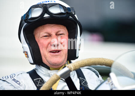 Brighton UK 7. September 2019 - Robin Buche aus in der Nähe von Lewes in Sussex mit seinem Rolls Royce Handlye Spezielle nehmen spart in den jährlichen Nationalen Brighton Speed Trials auf Madeira Drive an der Küste. Die Veranstaltung wird von der Brighton und Hove Motor Club laufen und ist offen für Autos und Motorräder alter und neuer mit einigen der Fahrer in den 80er Jahren. Foto: Simon Dack/Alamy leben Nachrichten Stockfoto