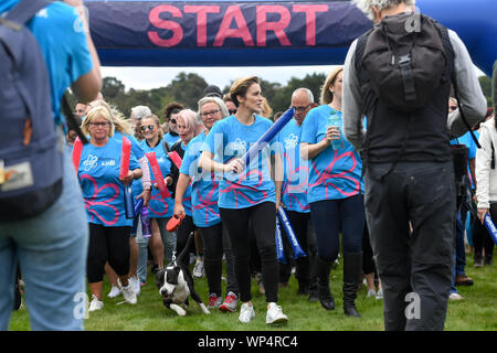 Vicky McClure (Mitte) am Nottingham Memory Walk der Alzheimer's Society. Stockfoto