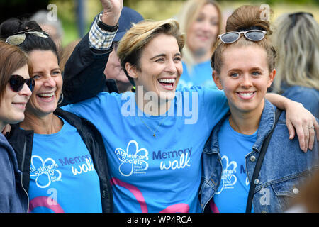 Linie der Aufgabe Sterne Vicky McClure (Mitte) nimmt Teil an der Alzheimer Gesellschaft Nottingham Speicher Spaziergang an Mitglieder der BBC Unsere Demenz Chor. Stockfoto