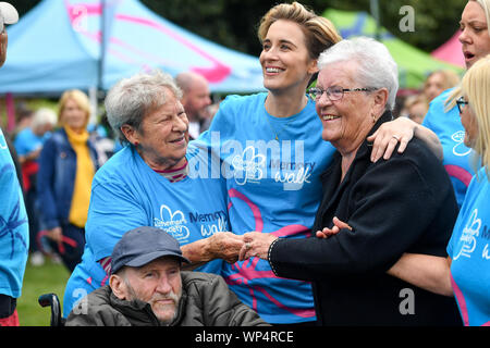 Linie der Aufgabe Sterne Vicky McClure nimmt Teil an der Alzheimer Gesellschaft Nottingham Speicher Spaziergang an Mitglieder der BBC Unsere Demenz Chor. Stockfoto