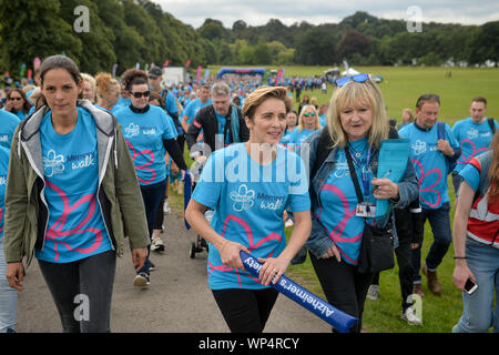 Vicky McClure (Mitte) am Nottingham Memory Walk der Alzheimer's Society. Stockfoto