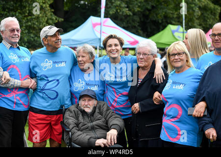 Linie der Aufgabe Sterne Vicky McClure (Mitte) nimmt Teil an der Alzheimer Gesellschaft Nottingham Speicher Spaziergang an Mitglieder der BBC Unsere Demenz Chor. Stockfoto