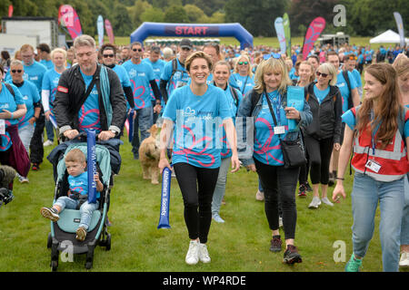 Vicky McClure (Mitte) am Nottingham Memory Walk der Alzheimer's Society. Stockfoto