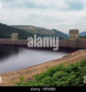 Howden Stausee Staudamm in der oberen Derwent Valley im Peak District, Derbyshire Juli 2018 Stockfoto