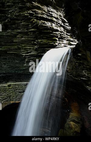 Ein Bild zeigt einen Weg man kann hinter einem Wasserfall in Watkins Glen State Park Stockfoto