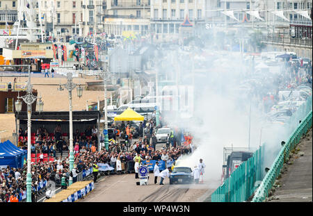 Brighton Großbritannien 7 . September 2019 - die Wettbewerber lassen beim jährlichen Brighton National Speed Trials entlang des Madeira Drive an der Küste Rauch über die Startlinie wehen , während sie ihre Reifen erwärmen . Die Veranstaltung wird vom Brighton and Hove Motor Club veranstaltet und ist offen für alte und neue Autos und Motorräder sowie einige der Fahrer der 80er Jahre . Quelle: Simon Dack / Alamy Live News Stockfoto