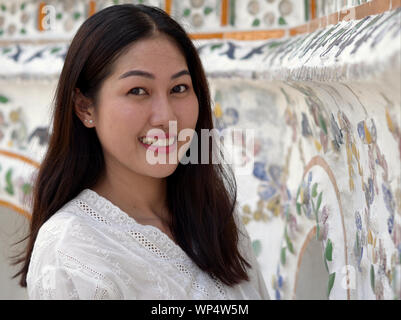 Schöne junge Thailänderin Lächeln für die Kamera auf der Bangkok Wat Arun Tempel. Stockfoto