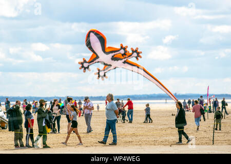 Lytham St Annes on Sea, Lancashire. UK Wetter. 7. September 2019. Die neu festgelegten Lytham Kite Festival erhält unterwegs auf den unberührten Stränden von The Fylde coast. Das Display Teams waren konfrontiert mit Licht onshore Wind zu Beginn des Spektakels ist der Tag, als Tausende von Menschen werden voraussichtlich im Herbst Veranstaltung zu besuchen. Kredit; MediaWorldImages/AlamyLiveNews Stockfoto