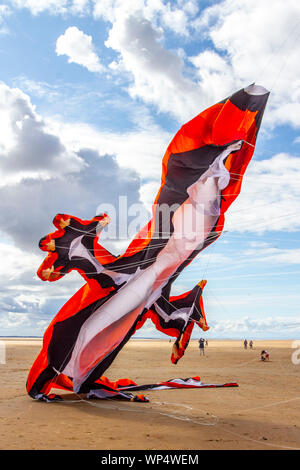 Lytham St Annes on Sea, Lancashire. UK Wetter. 7. September 2019. Die neu festgelegten Lytham Kite Festival erhält unterwegs auf den unberührten Stränden von The Fylde coast. Das Display Teams waren konfrontiert mit Licht onshore Wind zu Beginn des Spektakels ist der Tag, als Tausende von Menschen werden voraussichtlich im Herbst Veranstaltung zu besuchen. Kredit; MediaWorldImages/AlamyLiveNews Stockfoto