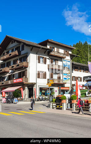 Grindelwald, Schweiz - August 16, 2019: Straße im malerischen Bergdorf Grindelwald. Ein beliebter Ausgangspunkt für Wanderungen in den Schweizer Alpen, Berge Jungfrau, Eiger und Mönch. Leute, Stadt. Stockfoto